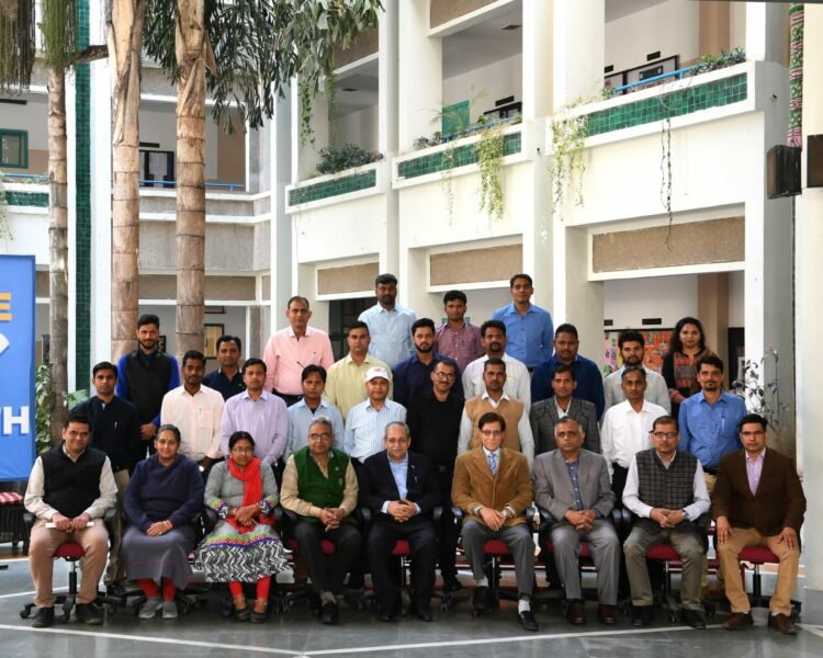 A group photograph of participants along with Kapil Kaul and BIMTECH Director - Dr H Chaturvedi follows.