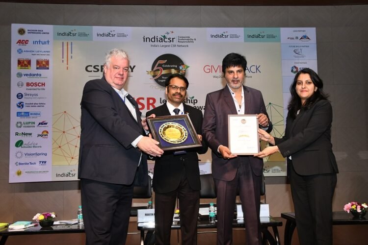 Sonal Choithani, Chief Communication Officer, Aluminium and Power Business, Vedanta Limited receiving the honour