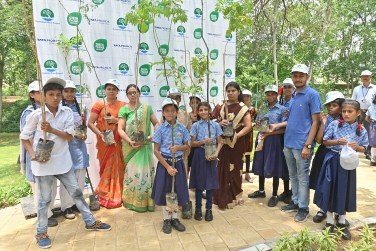 Students & Teachers participating in Green Thumb event at Jaipur