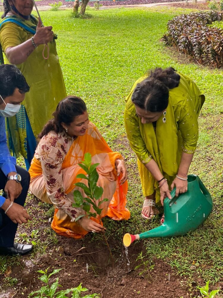 Artist Krupa Shah plants 1000 saplings on the occasion of 75th Independence Day 1 India CSR
