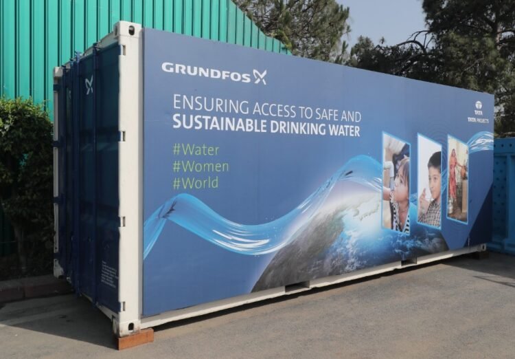 Container housing the potable water station