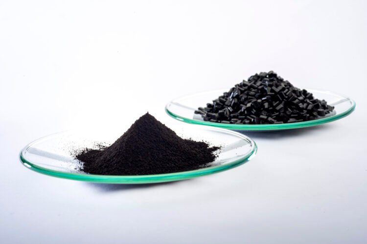 Specialty chemicals company LANXESS has developed a black pigment that reflects 20 percent more of the sun’s near-infrared radiation (NIR) than conventional products. By means of coloring with Bayferrox 303 T (in foreground of picture), the service life of plastic components can therefore be extended, as they are less exposed to temperature fluctuations.