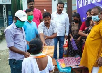 CSR: Budgett retail chain distributes clothes to those in need in West Bengal