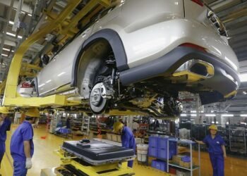 Automakers Speed Up Drive to Reduce Carbon Footprint