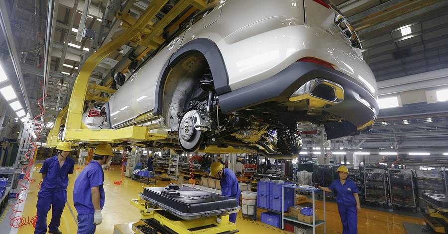 Automakers Speed Up Drive to Reduce Carbon Footprint
