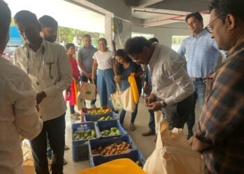 CSR: Farmers sell over 1000 dozens of mangoes to Allcargo employees