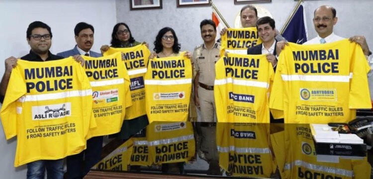 CSR 14,000 Police personnel in Mumbai get Raincoat Suits from Banks and Corporates - India CSR. Photo: India CSR