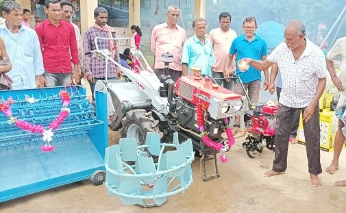 CSR: Adani Foundation extends Farm Implement support to Farmers