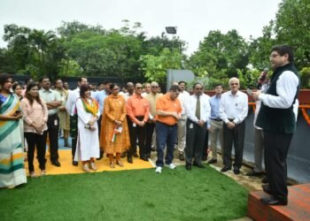 Essar Prashant Ruia takes a pledge to lead the movement of Clean and Green India. Photo: India CSR