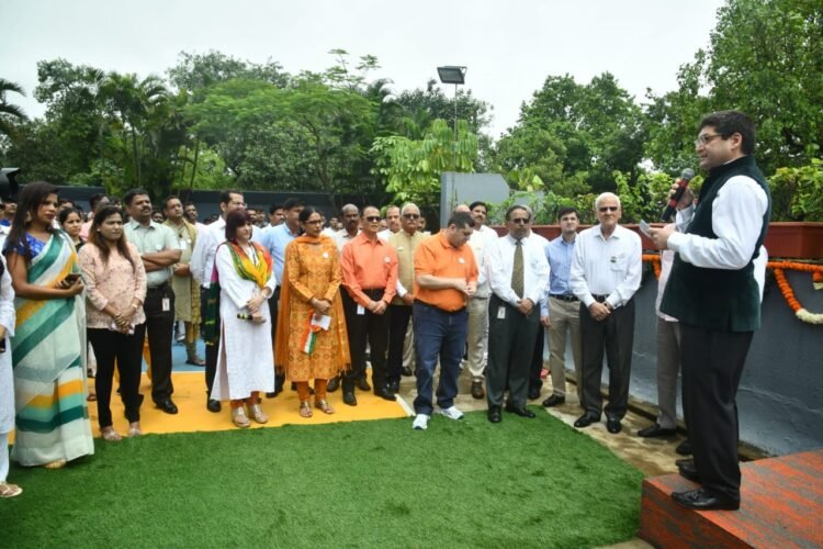 Essar Prashant Ruia takes a pledge to lead the movement of Clean and Green India. Photo: India CSR