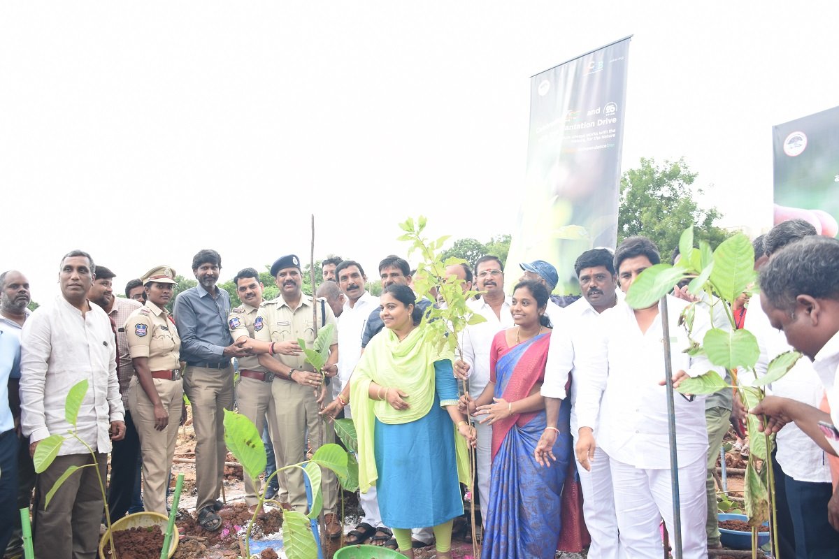 The first tranche of the drive involved the plantation of 15,000 trees at 'Bruhat Pattana Prakruti Vanam,' encompassing an area of 10 acres. Image: India CSR indiacsr.in