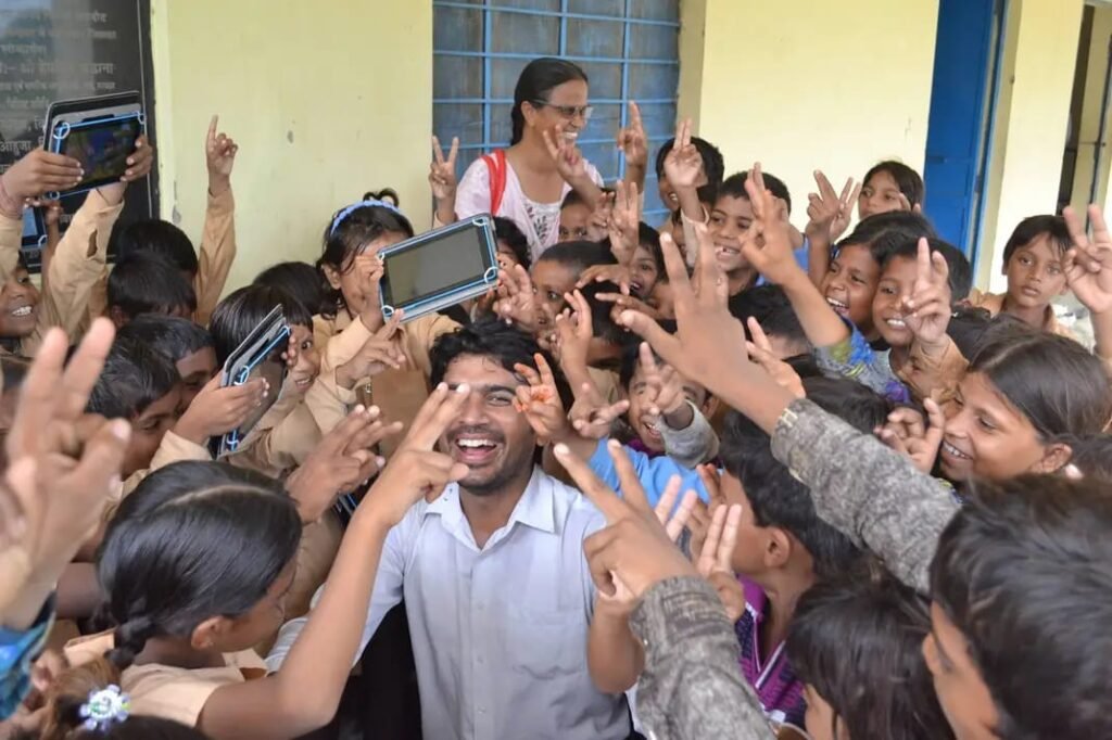 Learn Unlimited: An Interview with Pawan Kumar of iDream Education 2 Pawan with students from school of Bharat enjoying having tablet based learning