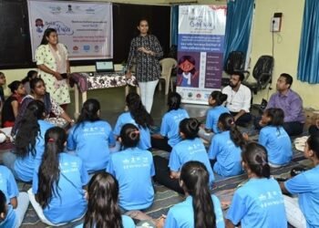 Initial 'Gram Jagrut Kishori' Batch Tours Bharuch Govt Offices Under 'Kishori Utkarsh Pahel' Initiative