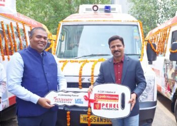(L-R) Mr. Denis Varghese, Director, Wockhardt Foundation and Mr. Girish Kousgi, MD & CEO, PNB Housing, inaugurating 4 Mobile Medical Units