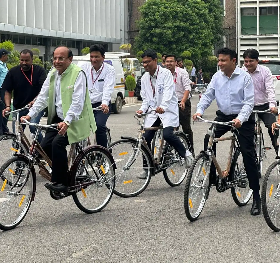 पैक ड्यूरेबल ने 560 साइकिलों का योगदान: एम्स के डॉक्टर, नर्स और पैरामेडिक्स को समर्थन 1 EPACK Durable Donates 560 Bicycles to Support AIIMS Medical Staff