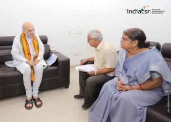 केंद्रीय गृहमंत्री अमित शाह रायपुर में शहीद कर्नल विप्लव त्रिपाठी के माता-पिता से मिले