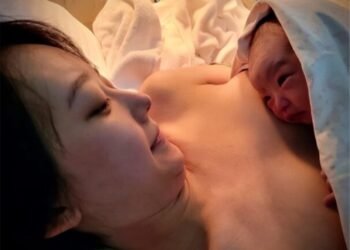 50岁的黄子佼已经拥抱父亲了！他 19 岁的妻子通过水中分娩生下了他们的女儿，整个过程只花了 18 分钟。为了感谢他的妻子，他们给刚出生的女儿取名为“玉米”。