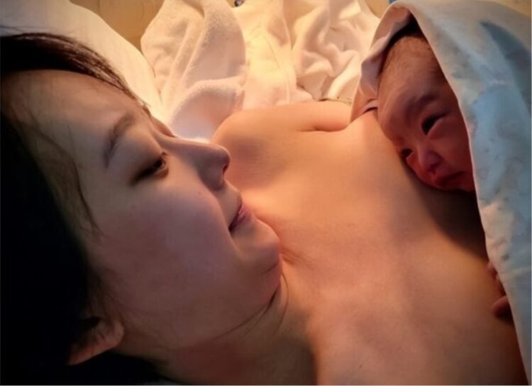 The Joyful Tale of Huang Zijiao 黃子佼: Fatherhood at 50 1 50岁的黄子佼已经拥抱父亲了!他 19 岁的妻子通过水中分娩生下了他们的女儿,整个过程只花了 18 分钟。为了感谢他的妻子,他们给刚出生的女儿取名为“玉米”。