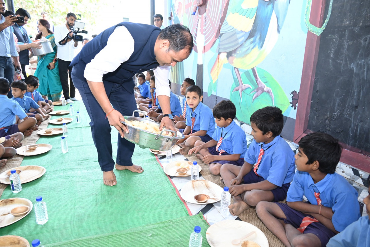 रायपुर कलेक्टर डॉ गौरव सिंह ने अपने जन्मदिन के अवसर पर शासकीय नवीन प्राथमिक शाला धरमपुरा के स्कूली बच्चों को न्योता भोज दिया।