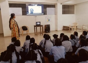 सीएसआर: मासिक धर्म स्वास्थ्य और स्वच्छता पर किशोरी जागरूकता कार्यक्रम