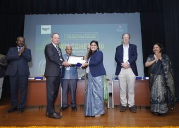 Dr. Mohsina Anjum,women awardee receives award from Mr. Sanjay Kumar, Chairman, ASRB, and Mr. Benjamin Pratt, VP, The Mosaic Company