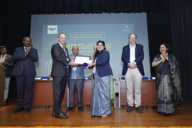 Dr. Mohsina Anjum,women awardee receives award from Mr. Sanjay Kumar, Chairman, ASRB, and Mr. Benjamin Pratt, VP, The Mosaic Company