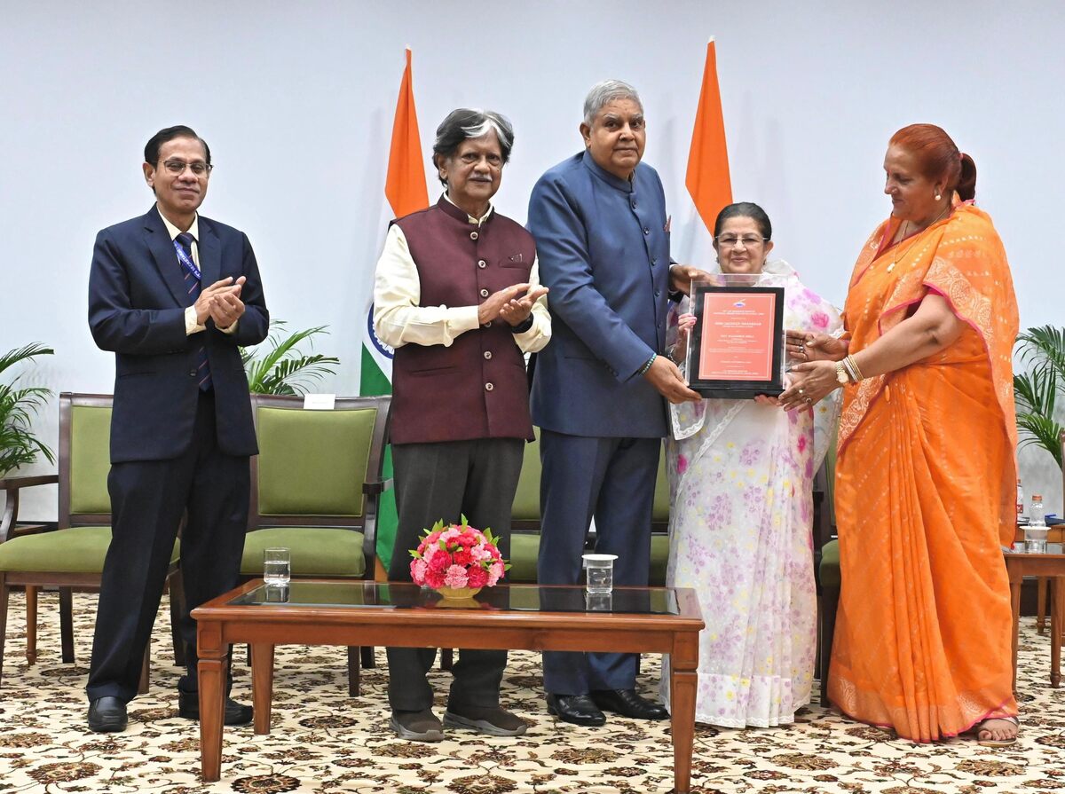 VP Jagdeep Dhankar Presents 25th Lal Bahadur Shastri Award to Rajashree Birla