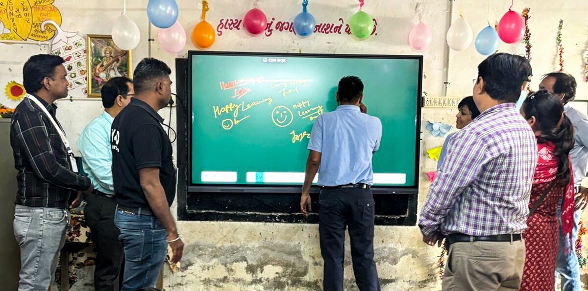 Hindustan Coca-Cola Beverages (HCCB) Installs Smartboards in 100 Schools, Benefiting 15,000+ Students 1 Hindustan Coca-Cola Beverages (HCCB) Installs Smartboards in 100 Schools, Benefiting 15,000+ Students