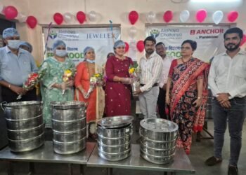 CSR: Akshaya Chaitanya Serves 1,000 Meals & Roses to Caregivers at KEM Hospital