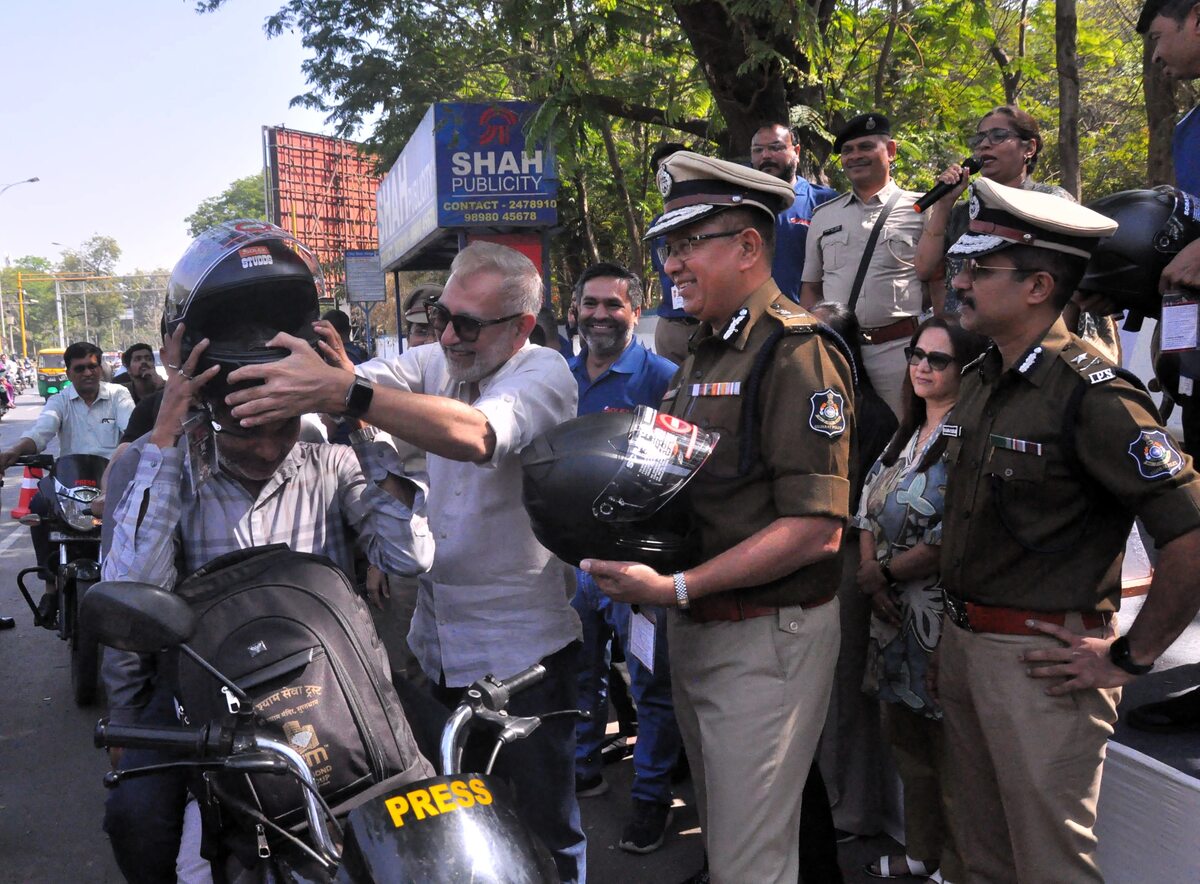 CSR: Solex Energy Marks Valentine’s Day with a Helmet Distribution Drive 1 CSR: Solex Energy Marks Valentine’s Day with a Helmet Distribution Drive