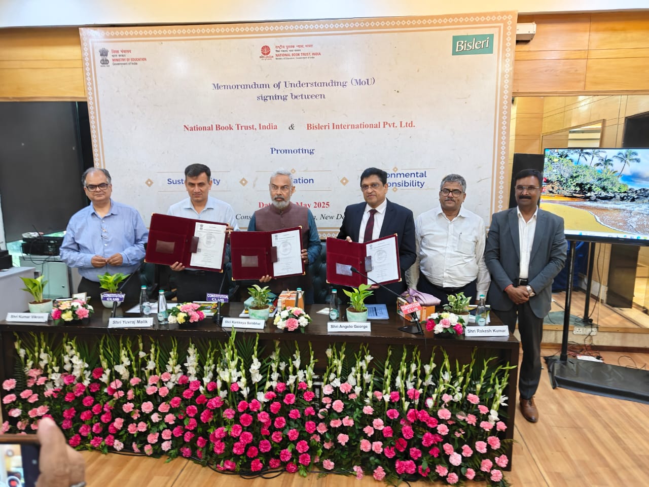 Bisleri, NBT & CEE Unveil Plastic Waste Book in 48 Languages 1 Bisleri, NBT & CEE Unveil Plastic Waste Book in 48 Languages