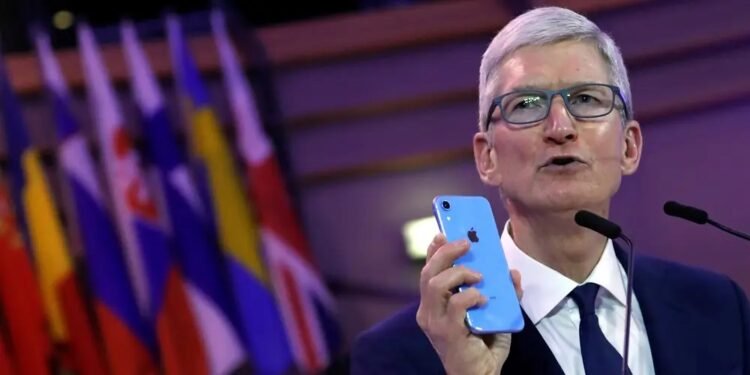 The End of “Made in China”? Apple CEO Tim Cook Wants U.S. Technicians to Build iPhones 1 Apple CEO Tim Cook
