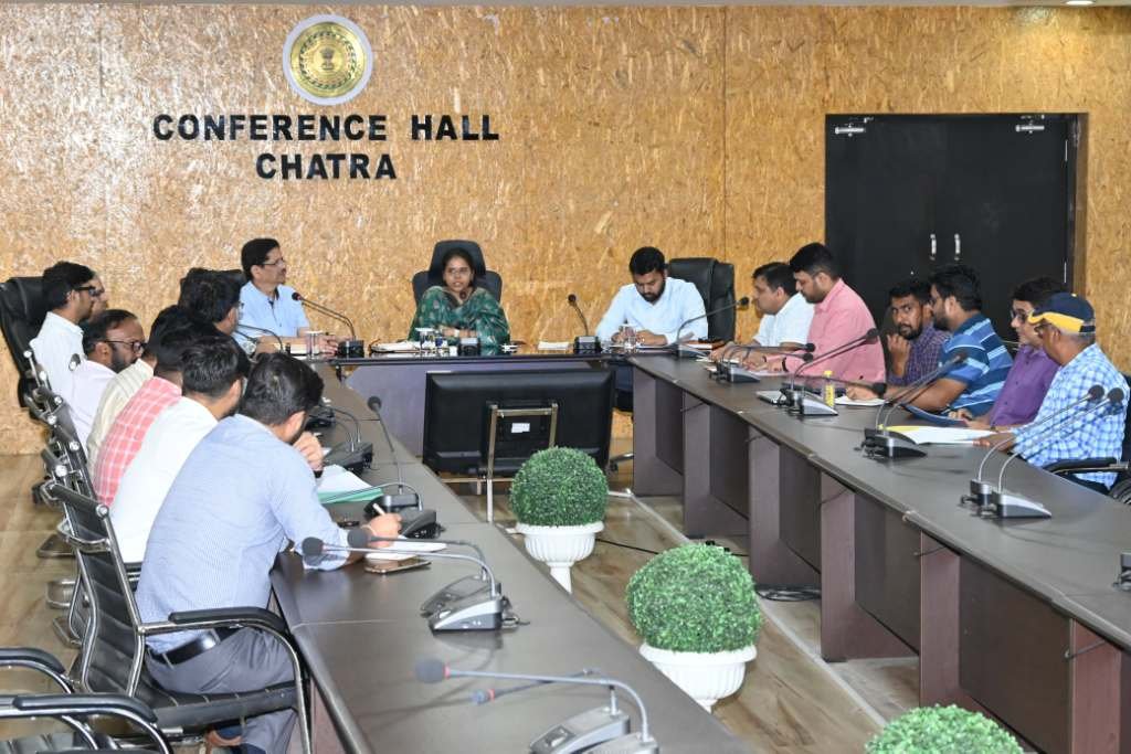 सीएसआर गतिविधियों के प्रभावी कार्यान्वयन के लिए बैठक आयोजित 4 CSR Impact Must Reflect in Ground-Level Development: DC Kirtishri