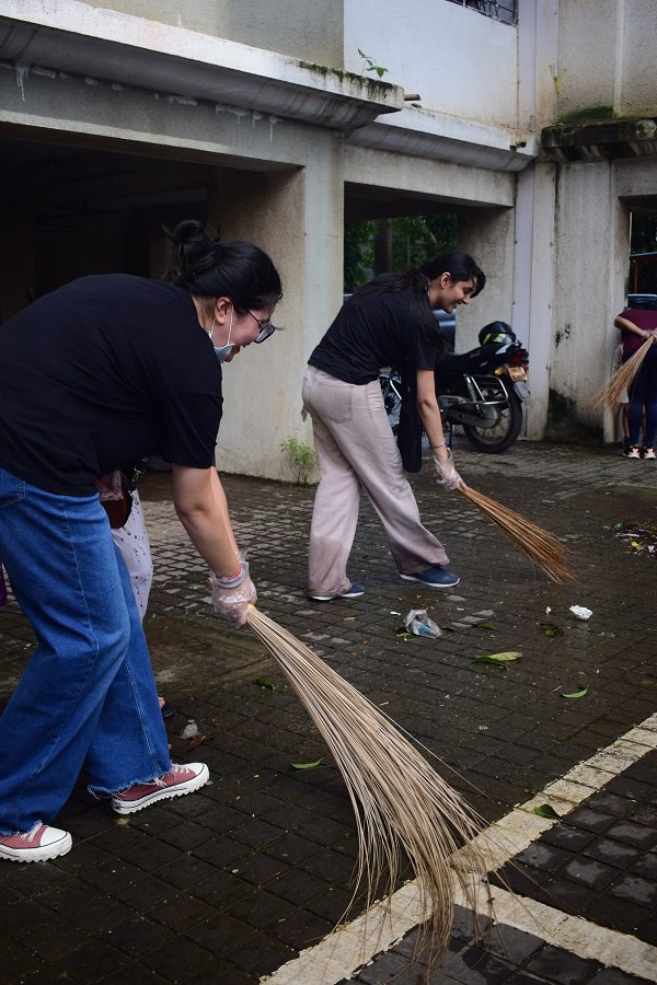 CSR: Mithibai Kshitij’25 Swachh Bharat Drive with Santacruz Police Station 3 CSR: Mithibai Kshitij’25 Swachh Bharat Drive with Santacruz Police Station