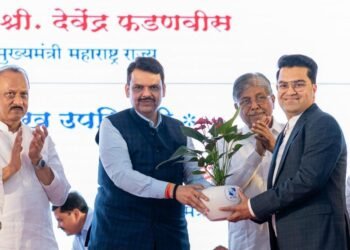 महाराष्ट्र के मुख्यमंत्री ने अभय भुटाडा को पुणे पुलिस को उन्नत उपकरण प्रदान करने के लिए सम्मानित किया