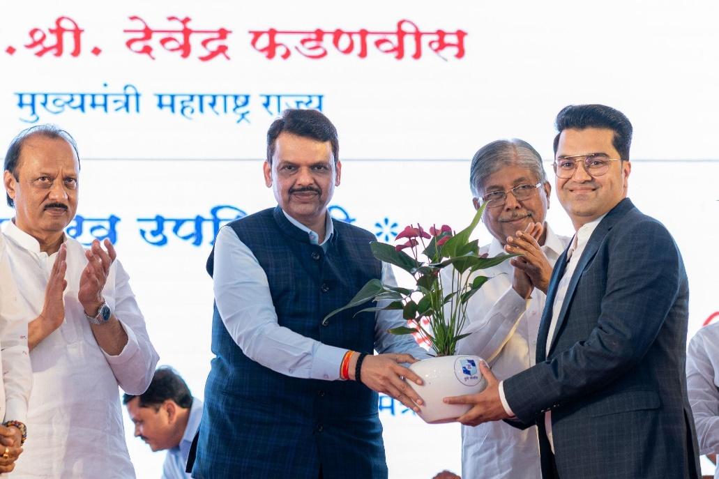महाराष्ट्र के मुख्यमंत्री ने अभय भुटाडा को पुणे पुलिस को उन्नत उपकरण प्रदान करने के लिए सम्मानित किया
