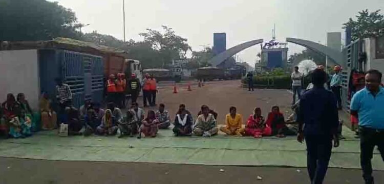 Mass Protest Erupts Against JSW in Raigarh Villagers Accuse Company of Betrayal and CSR Misuse