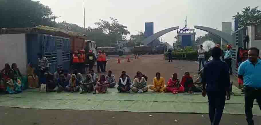 Mass Protest Erupts Against JSW in Raigarh: Villagers Accuse Company of Betrayal and CSR Misuse 1 Mass Protest Erupts Against JSW in Raigarh Villagers Accuse Company of Betrayal and CSR Misuse