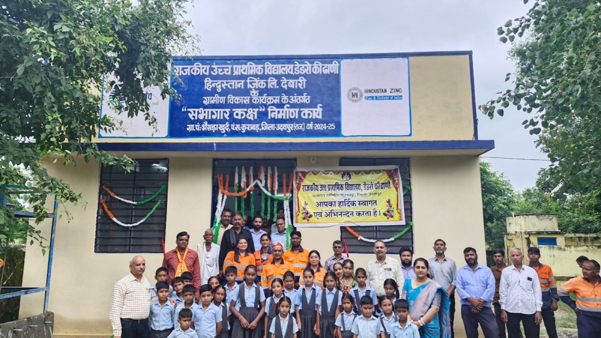 CSR: जिंक स्मेल्टर देबारी ने ग्रामीण विद्यालय में बहुउपयोगी हॉल बनाया