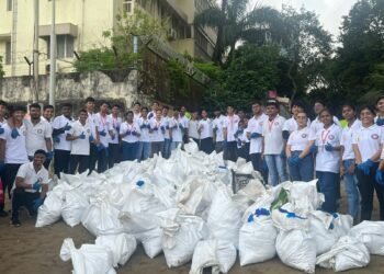 Vivekanand Education Society Leads Mumbai Dadar Chowpatty Clean-Up