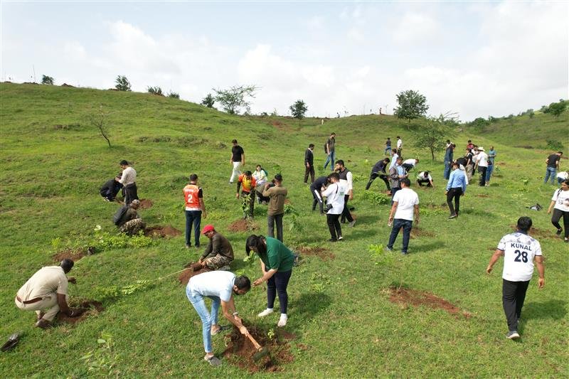 ESDS Leads Tree Plantation in Nashik, 10,000 Saplings Take Root