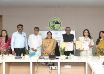 MoU signed in Gandhinagar between GMC and Zydus Foundation, in presence of city leaders and dignitaries.
