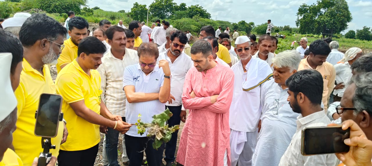 Motilal Oswal Foundation Extends Relief to Flood-Hit Marathwada, Commits ₹50 lakh for immediate relief 1 Raamdeo Agrawal, Chairman with Farmers