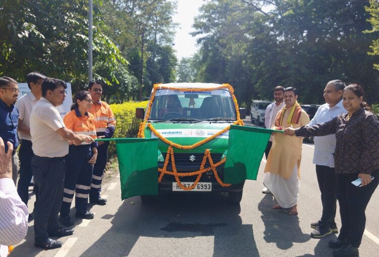 CSR: पंतनगर में ग्रामीण स्वास्थ्य के लिए हिन्दुस्तान जिंक की पहल, हैल्थ वैन को दिखाई हरी झण्डी