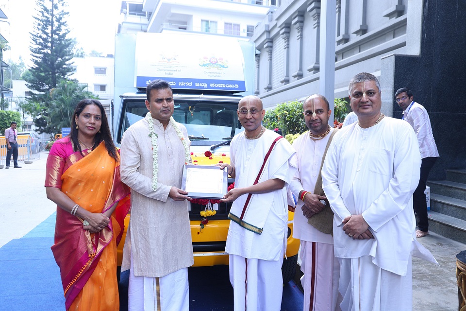 CSR: Royaloak Donates Meal Delivery Vehicles to Akshaya Patra Foundation in Bengaluru