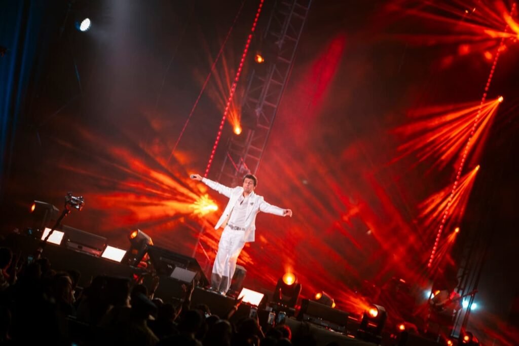 Sonu Nigam Sings Nonstop for 3 Hours, Taking Satrangi Re to Another Musical Level 2 India CSR