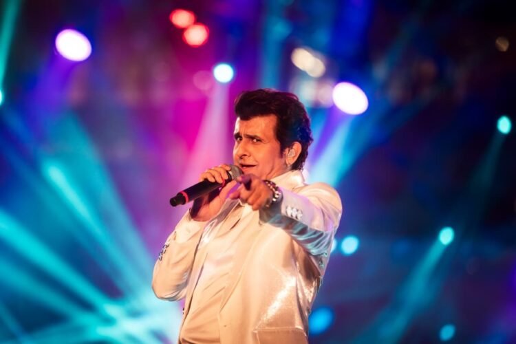 Sonu Nigam Sings Nonstop for 3 Hours, Taking Satrangi Re to Another Musical Level 1 Sonu Nigam Sings Nonstop for 3 Hours, Taking Satrangi Re to Another Musical Level