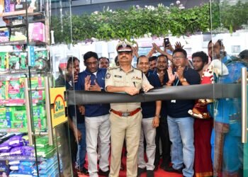 Dr. Shankhabrata Bagchi, IPS, Commissioner of Police & Additional District Magistrate, Visakhapatnam, inaugurates Apollo Pharmacy’s 1,000th store in Visakhapatnam in the presence of P. Jayakumar, CEO – Apollo Pharmacy, and Balamurugan, COO – Apollo Pharmacy.