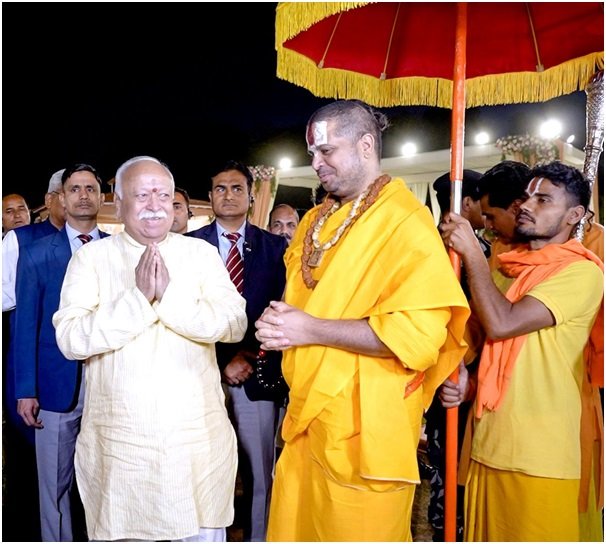 जगतगुरु सतीशाचार्य के दर्शन पाकर भाव-विभोर हुए मोहन भागवत, पैर छूकर लिया आशीर्वाद