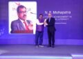N.P. Mohapatra, Odisha, former Chief General Manager of NABARD, receives the award from Dhiraj Relli, Managing Director & Chief Executive Officer of HDFC Securities Limited.